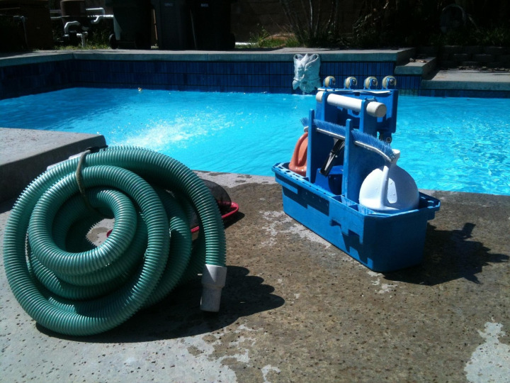 pool vacuum cleaning maintenance